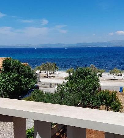 Apartments Zvonimir,Place By The Sea Mirca  ภายนอก รูปภาพ