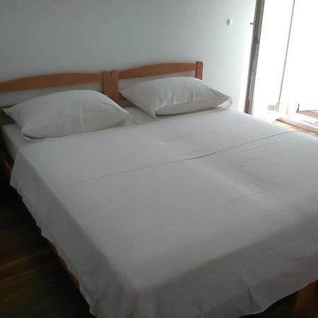 Apartments Zvonimir,Place By The Sea Mirca  ภายนอก รูปภาพ