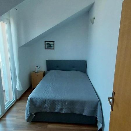 Apartments Zvonimir,Place By The Sea Mirca  ภายนอก รูปภาพ