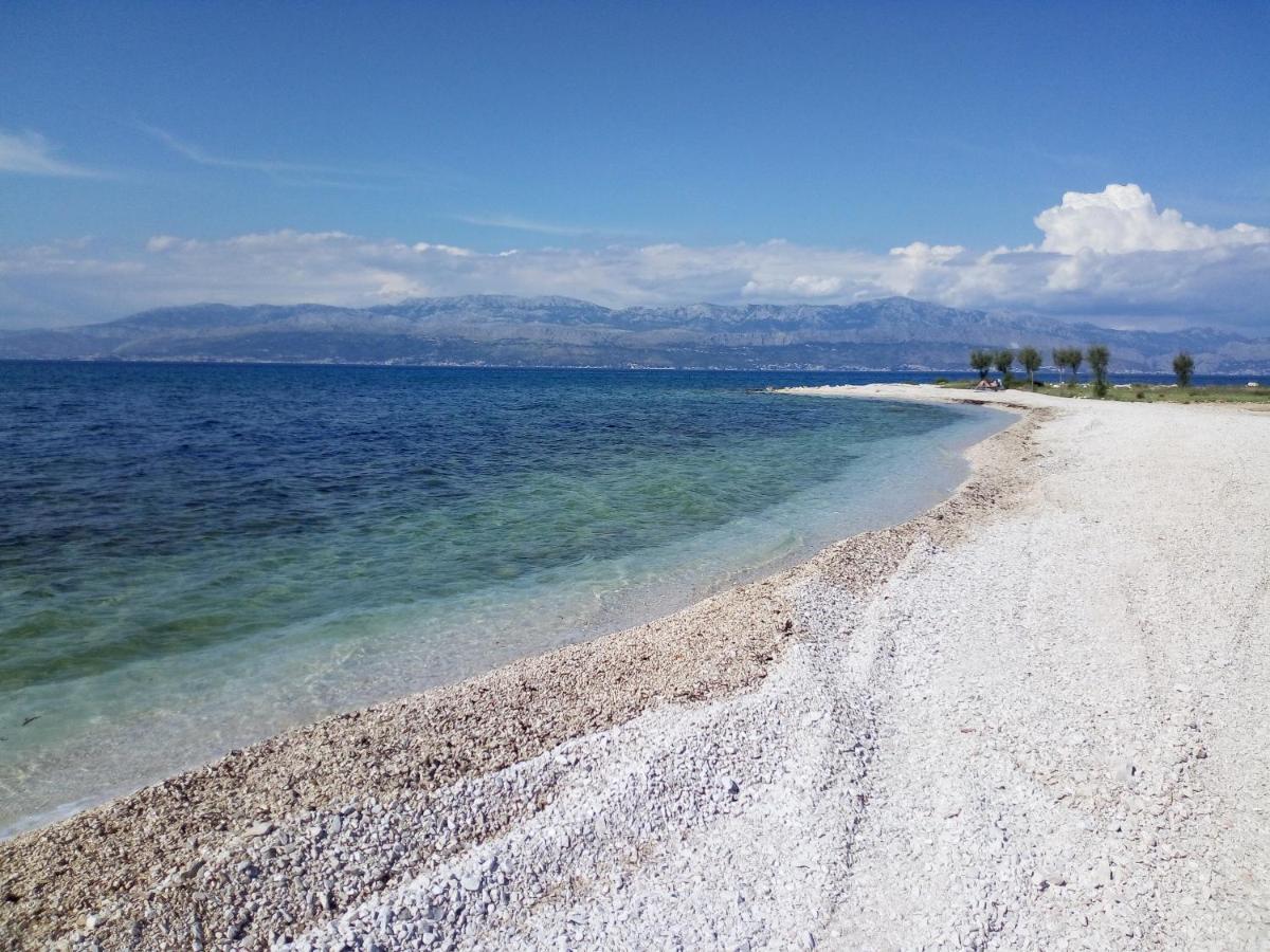 Apartments Zvonimir,Place By The Sea Mirca  ภายนอก รูปภาพ