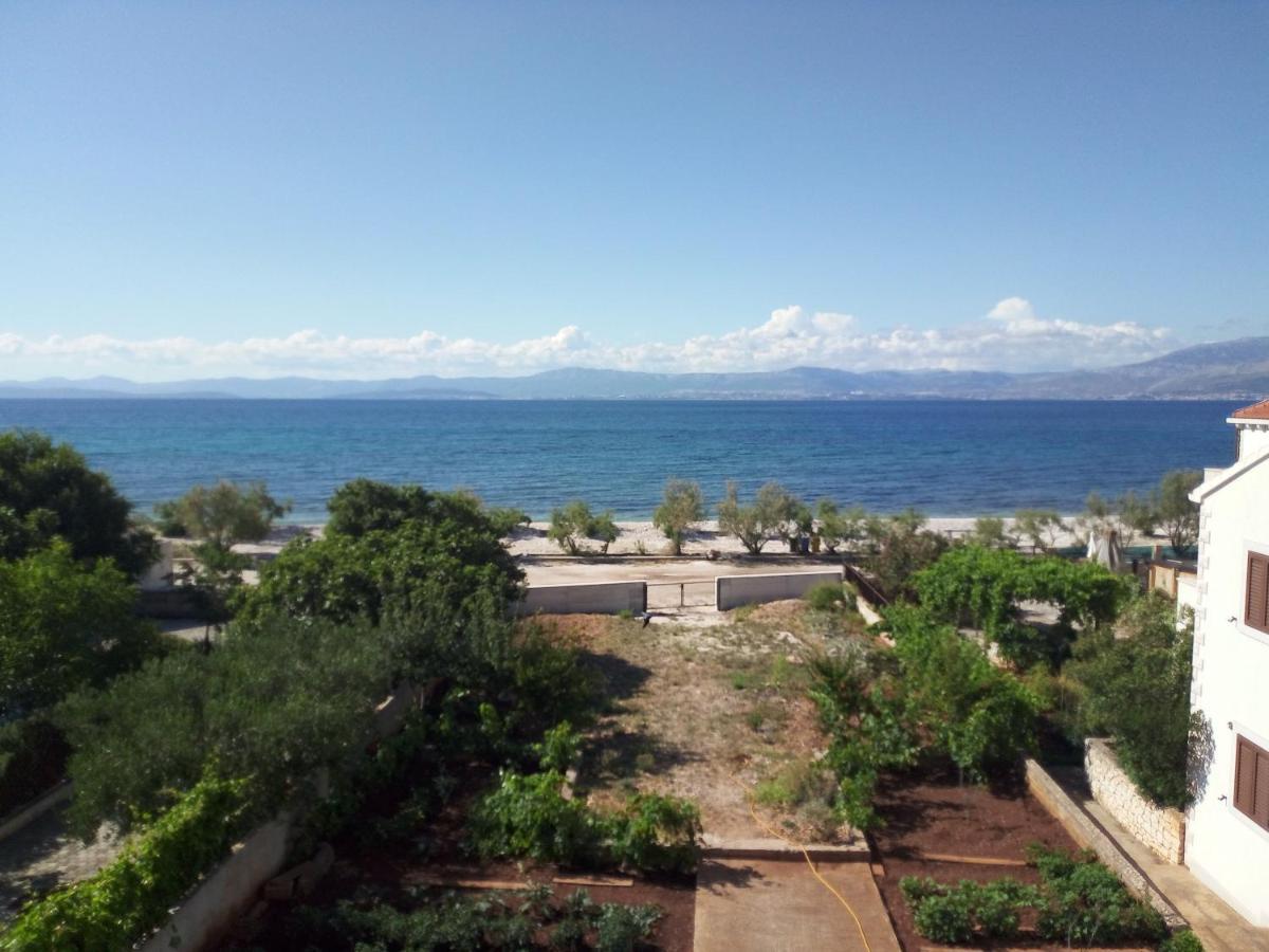 Apartments Zvonimir,Place By The Sea Mirca  ภายนอก รูปภาพ