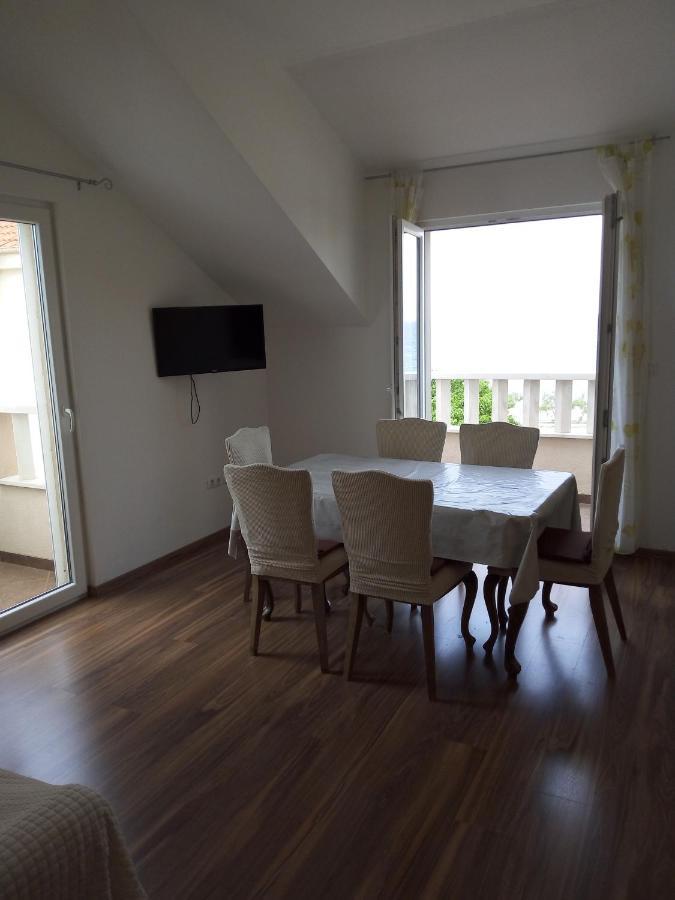 Apartments Zvonimir,Place By The Sea Mirca  ภายนอก รูปภาพ