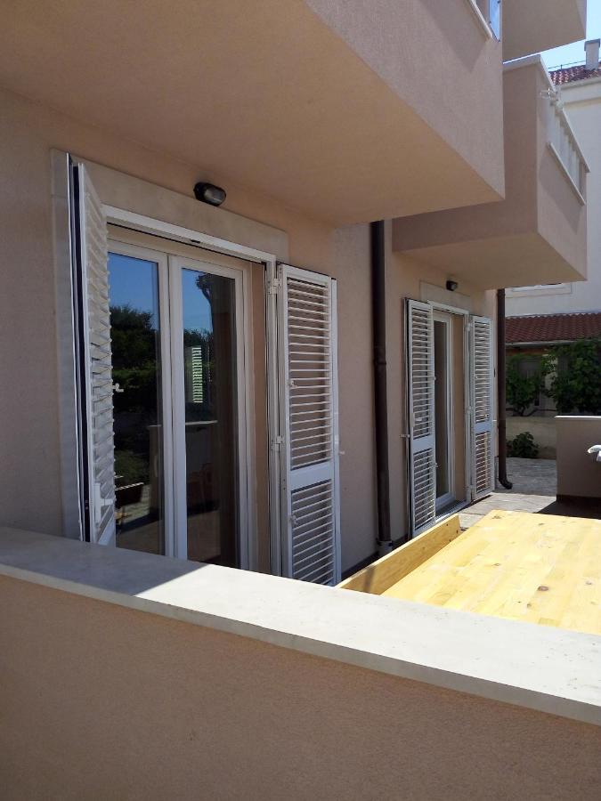 Apartments Zvonimir,Place By The Sea Mirca  ภายนอก รูปภาพ