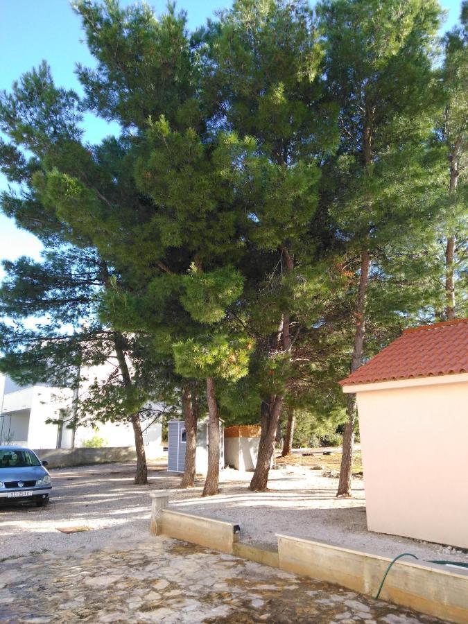 Apartments Zvonimir,Place By The Sea Mirca  ภายนอก รูปภาพ