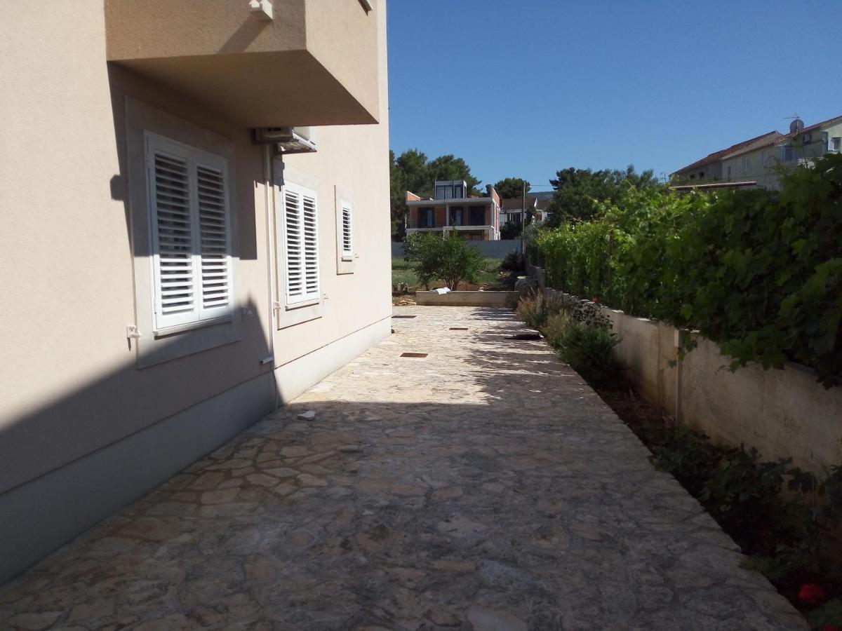 Apartments Zvonimir,Place By The Sea Mirca  ภายนอก รูปภาพ