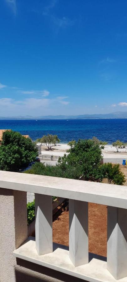 Apartments Zvonimir,Place By The Sea Mirca  ภายนอก รูปภาพ