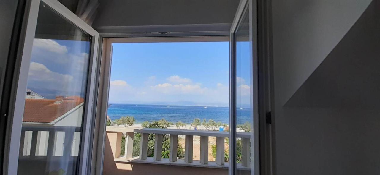 Apartments Zvonimir,Place By The Sea Mirca  ภายนอก รูปภาพ