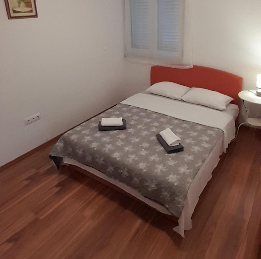 Apartments Zvonimir,Place By The Sea Mirca  ภายนอก รูปภาพ