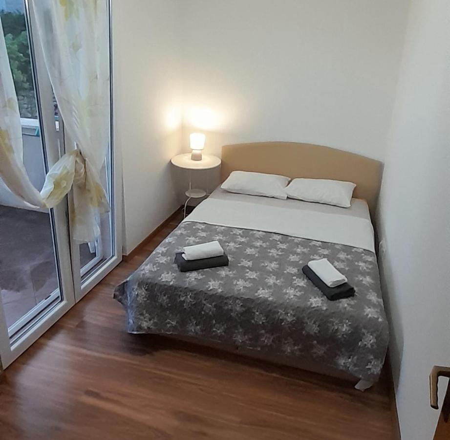 Apartments Zvonimir,Place By The Sea Mirca  ภายนอก รูปภาพ