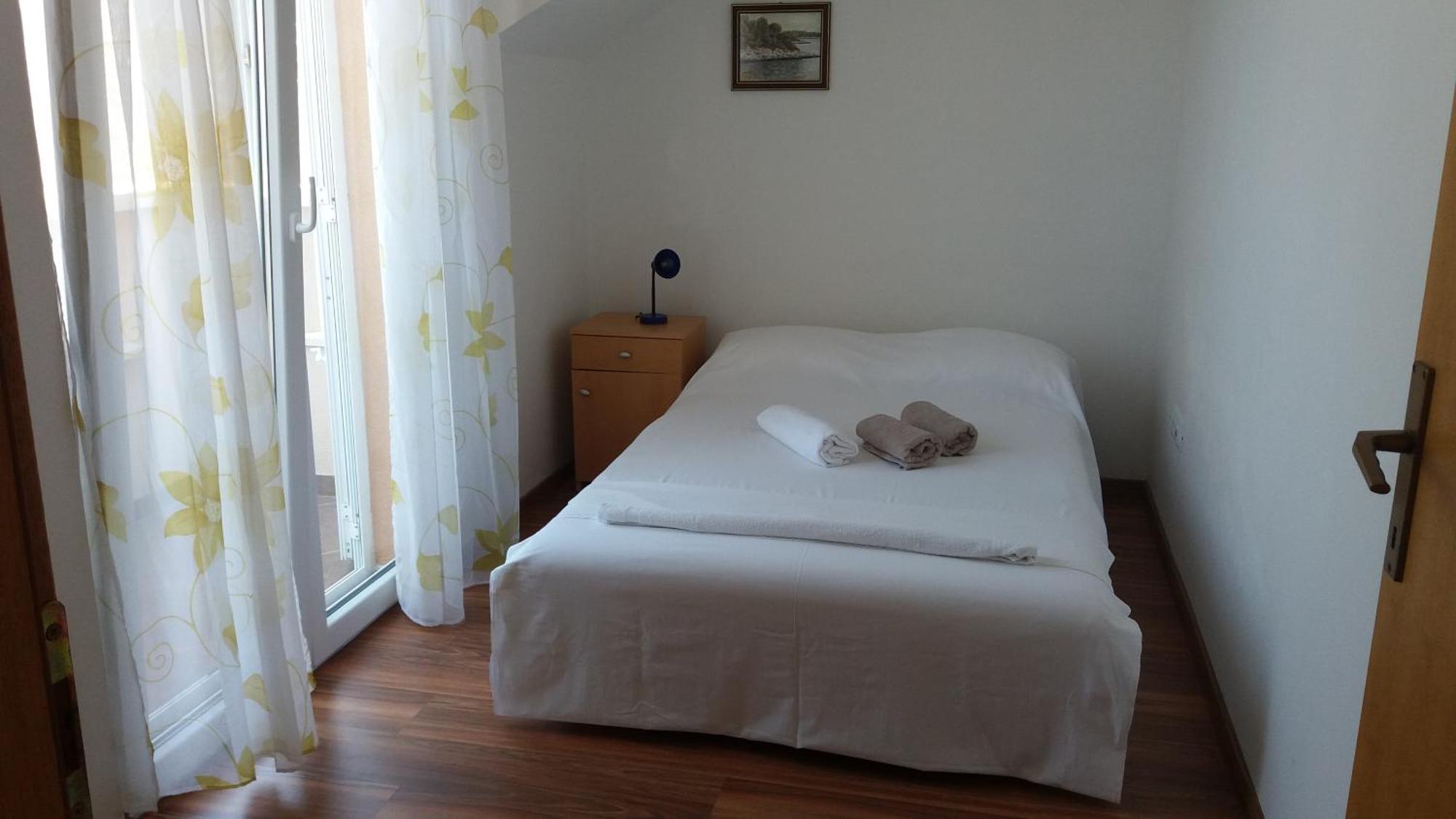 Apartments Zvonimir,Place By The Sea Mirca  ภายนอก รูปภาพ