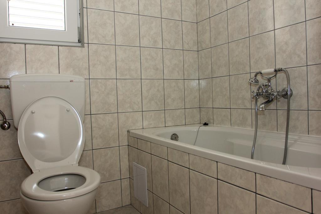 Apartments Zvonimir,Place By The Sea Mirca  ภายนอก รูปภาพ