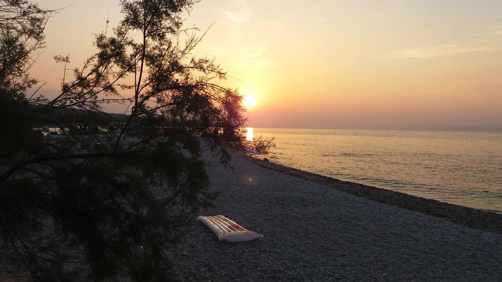 Apartments Zvonimir,Place By The Sea Mirca  ภายนอก รูปภาพ