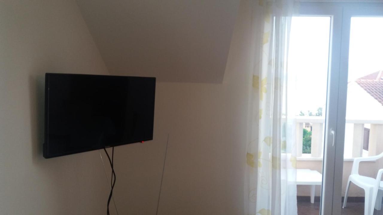 Apartments Zvonimir,Place By The Sea Mirca  ภายนอก รูปภาพ