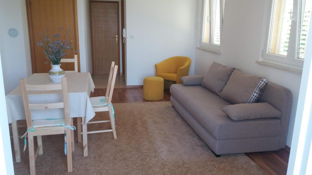 Apartments Zvonimir,Place By The Sea Mirca  ภายนอก รูปภาพ