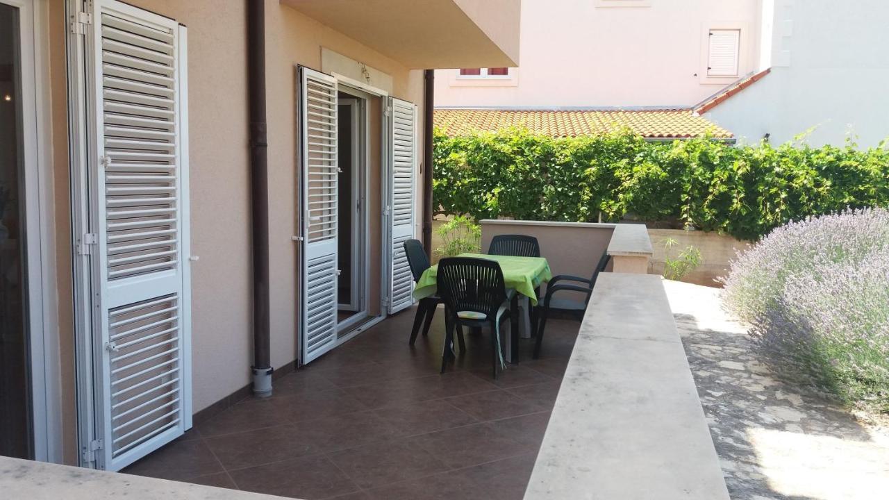 Apartments Zvonimir,Place By The Sea Mirca  ภายนอก รูปภาพ