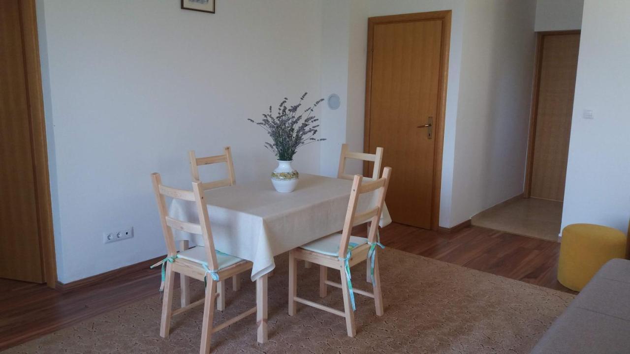 Apartments Zvonimir,Place By The Sea Mirca  ภายนอก รูปภาพ