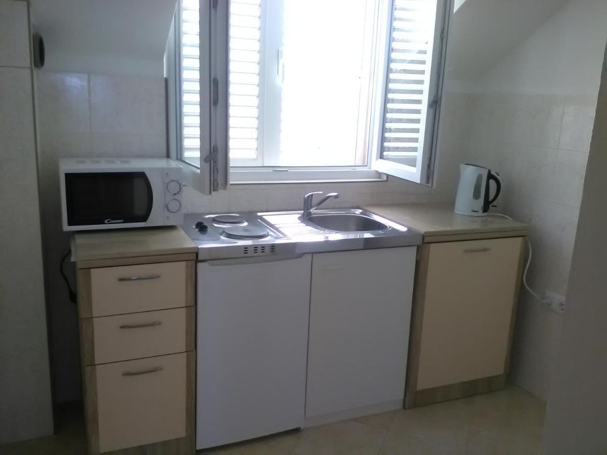 Apartments Zvonimir,Place By The Sea Mirca  ภายนอก รูปภาพ